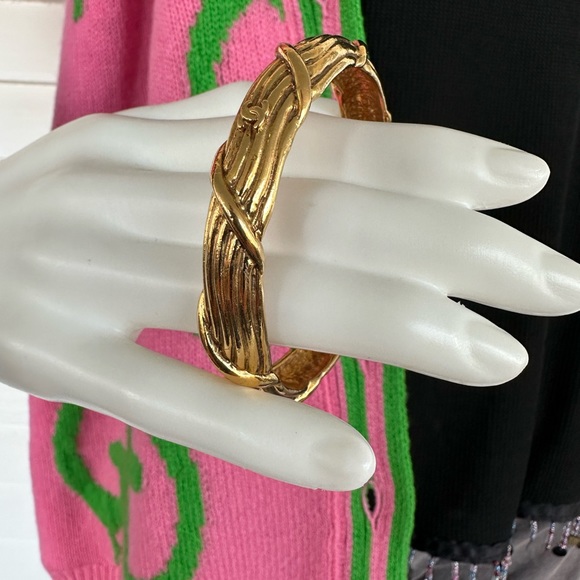 CHANEL vintage gold plated twisted CC bangle - Picture 3 of 16
